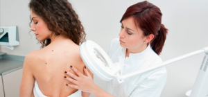 Més informació sobre l'article Com realitzar un examen de pell per a la detecció primerenca de càncer?