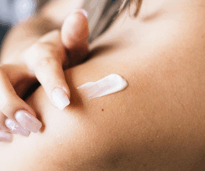 persona hidratant la pell seca amb crema